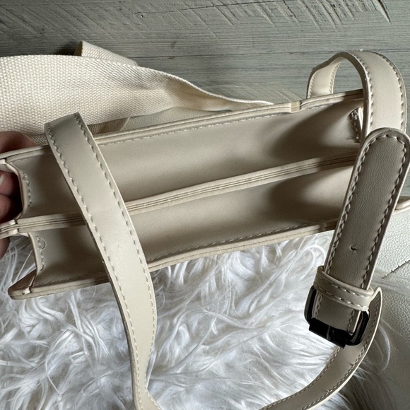 Tan Crossbody Bag with Structured Design and Versatile Style - Picture 6 of 7